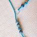 Collana lunga azzurra fatta a mano all'uncinetto con perle