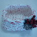 Originale cestino realizzato a mano con fettuccia bianca  unita a filato di cotone rosso con decoro natalizio