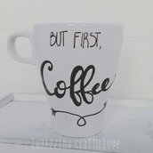 Tazza dipinta a mano "But First Coffee"