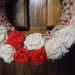 Ghirlanda di Natale d'appendere  con fiocco rosso e fiori bianco e rosso, idea regalo.