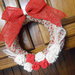 Ghirlanda di Natale d'appendere  con fiocco rosso e fiori bianco e rosso, idea regalo.