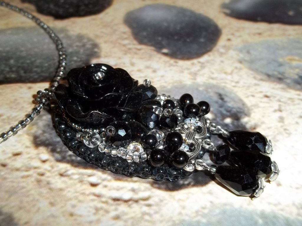 YFN Collana Donna In Argento 925 Con Ciondolo Rosa Nera: Fiore In Argento, 14.5x29 Mm, Gioiello Ipoallergenico