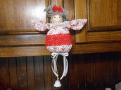 Decorazione di natale d'appendere , bambolina in tessuto rosso con campanella, idea regalo.