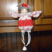 Decorazione di natale d'appendere , bambolina in tessuto rosso con campanella, idea regalo.