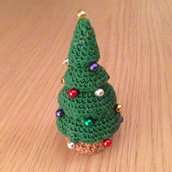 Mini albero di Natale amigurumi con perline, fatto a mano all'uncinetto