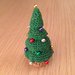 Mini albero di Natale amigurumi con perline, fatto a mano all'uncinetto