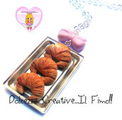Collana vassoio con cornetti - croissant - con fiocco in perla - dollhouse miniature