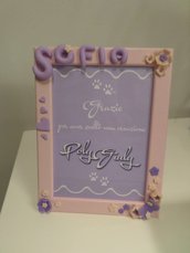 Cornice foto 13x18 rosa con nome bimba; fiori, cuori e farfalla viola e rosa in fimo personalizzabile