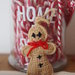 Omino biscottino.Gingerbread in lana,fatto a maglia.Disponibili varie versioni e dimensioni con varie finiture.Addobbo,ciondolo per borsa o pacco,spilla,segnaposto