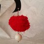 Orecchini pendenti con "fluffy" rosso e perla Swarovski