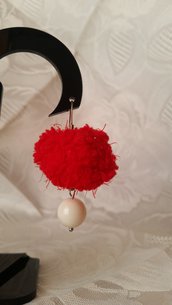 Orecchini pendenti con "fluffy" rosso e perla Swarovski