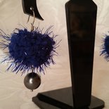 Orecchini pendenti con "fluffy" blu e perla Swarovski