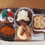 SET DI 5 PASTICCINI IN FELTRO.Toni del marrone.Fragola,banane,foglia,cialde,rosa in miniatura.Dono di NATALE,componente di arredo.Gioco,bomboniere,oggetti da collezionare