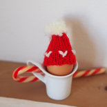 Mini CAPPELLO a maglia per  BABBO NATALE.Versione copriouvo con pon pon ,decorazione per l'albero,un pacco dono ,la tavola (segnaposto).Dono per ospiti