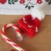 Mini CAPPELLO a maglia per  BABBO NATALE.Versione copriouvo con pon pon ,decorazione per l'albero,un pacco dono ,la tavola (segnaposto).Dono per ospiti