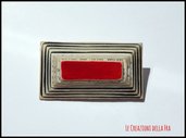Spilla rettangolare IN CARTONCINO RICICLATO - bianco, nero e rosso
