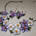Orecchini kanzashi con fiori bianchi e lilla 1