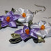 Orecchini kanzashi con fiori bianchi e lilla 1