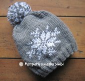 Berretto cappello fiocco di neve fatto a mano in pura lana merino con pon pon