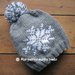Berretto cappello fiocco di neve fatto a mano in pura lana merino con pon pon