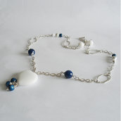 Collana bianca e blu con pendente cuore di agata
