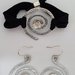 Bracciale in alluminio battuto con bottone Rivoli Swarovski e cinturino in fettuccia elastica