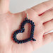 Orecchini Hearts blu metalizzato perline a forma di cuore