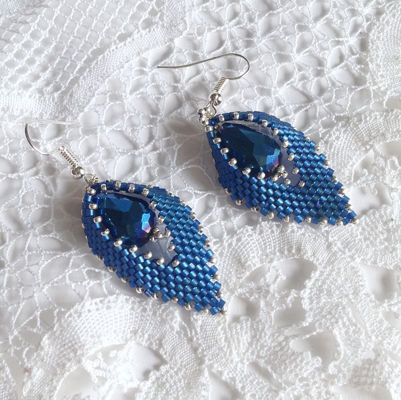 Orecchini pendenti in argento Sterling con calcedonio blu all
