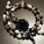 Collana a nodo con cristalli e perline in nero, grigio e bianco
