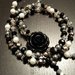 Collana a nodo con cristalli e perline in nero, grigio e bianco