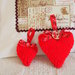 Cuore in lana grigio perla/dettagli:rosso -Decorazione,dono per San Valentino-Fatto a mano in maglia,imbottito,decorato con nastri inglesi,bottoni e ricami.Personalizzabile