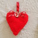 Cuore in lana rossa decorato con nastro inglese,tartan -Grande bottone in legno dipinto-Decorazione,dono per San Valentino-Fatto a mano in maglia,imbottito,Personalizzabile 