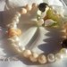 Braccialetto artigianale con elastico, di color avorio con cristalli e perle