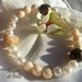 Braccialetto artigianale con elastico, di color avorio con cristalli e perle