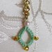 Bracciale verde chiaro al chiacchierino, cristalli verdi, perline rosa e dorate