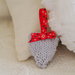 Coppia di cuori piccoli,1 cuore rosso/1 cuore grigio.In lana,lavorati a maglia.Decorati con nastro tartan e bottoncini. Varie misure e decorazioni. 