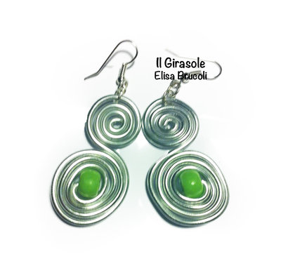 Orecchini wire alluminio argento ad S con perla verde in pasta polimerica Orecchini wire alluminio argento ad S con perla verde in pasta polimerica
