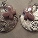 Orecchini a cerchio in alluminio battuto con farfalle in ceramica greca