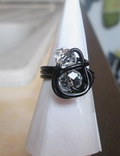 Anello wire in filo nero con perline sfaccettate trasparenti