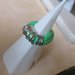 Anello in fettuccia elastica verde con anellini argentati