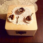 Scatolina in legno con miniature dolci 