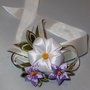 Corsage kanzashi con fiori bianchi e lilla.