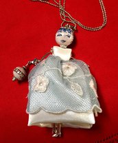 Deliziosa collana di ceramica Deruta con vestito di tulle-idea regalo San Valentino