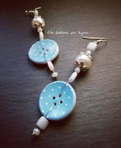 Orecchini con bottoni in legno azzurri a pois bianchi perle bianche