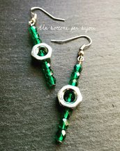 Orecchini in stile steampunk con dadi in acciaio e perline di vetro color verde smeraldo