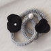 BRACCIALE grigio perla in lana tubolare.Tre fili.Applicazione di 2 rose in feltro nero.Perla gigante e perla piccola.Accessorio,gioiello invernale.