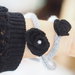 BRACCIALE grigio perla in lana tubolare.Tre fili.Applicazione di 2 rose in feltro nero.Perla gigante e perla piccola.Accessorio,gioiello invernale.