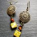 Orecchini con bottoni vintage in metallo dorato anticato a forma di fiore