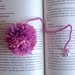 Segnalibro con pompon rosa e ciondolino a libro, fatto a mano