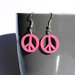 Peace – Orecchini pendenti rosa in legno